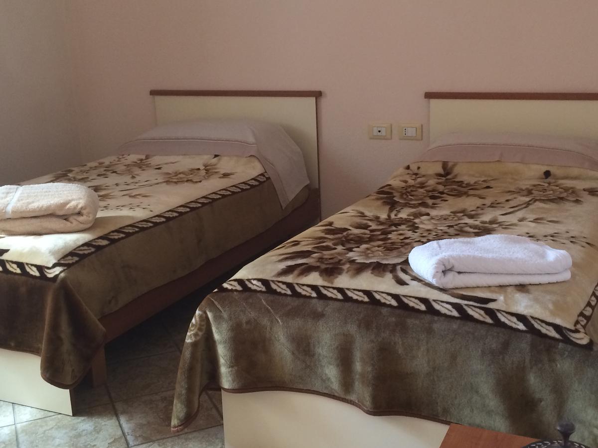 티라나 Friends House B&B 외부 사진